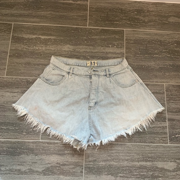 SOLD We the free 31 inch flowy Jean shorts. - Picture 1 of 3